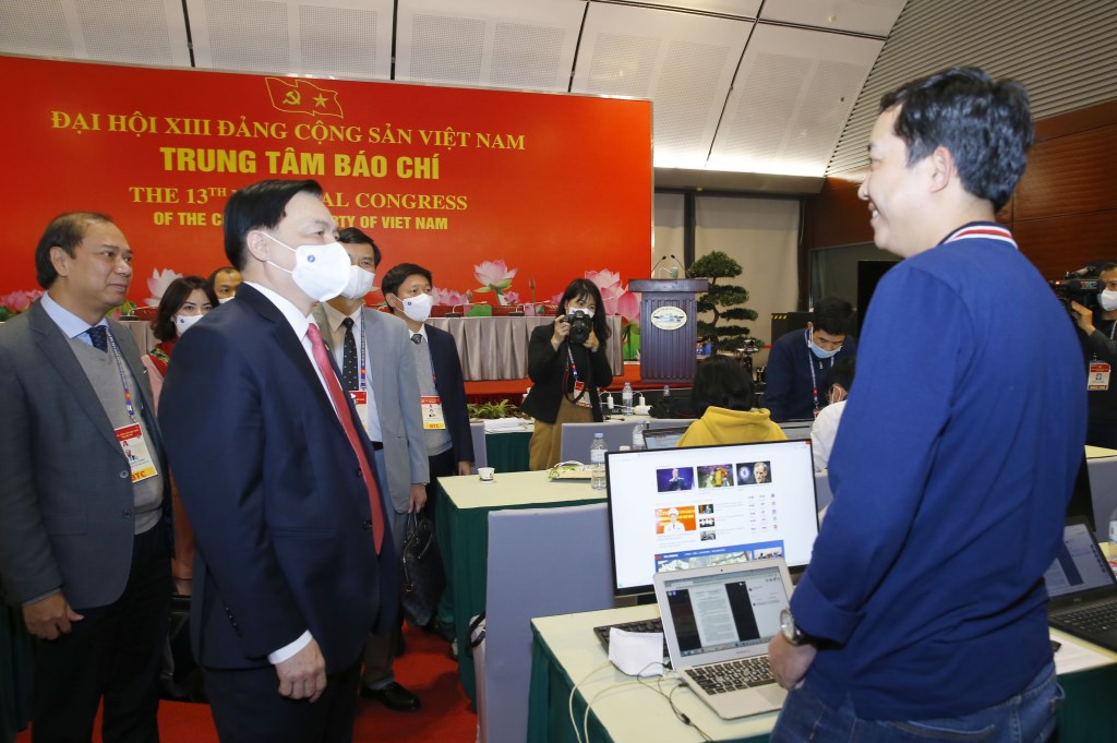 Đồng chí Lê Mạnh Hùng, Phó Trưởng ban Tuyên giáo Trung ương kiểm tra khu vực tác nghiệp của phóng viên các cơ quan thông tấn, báo chí tại Trung tâm Báo chí