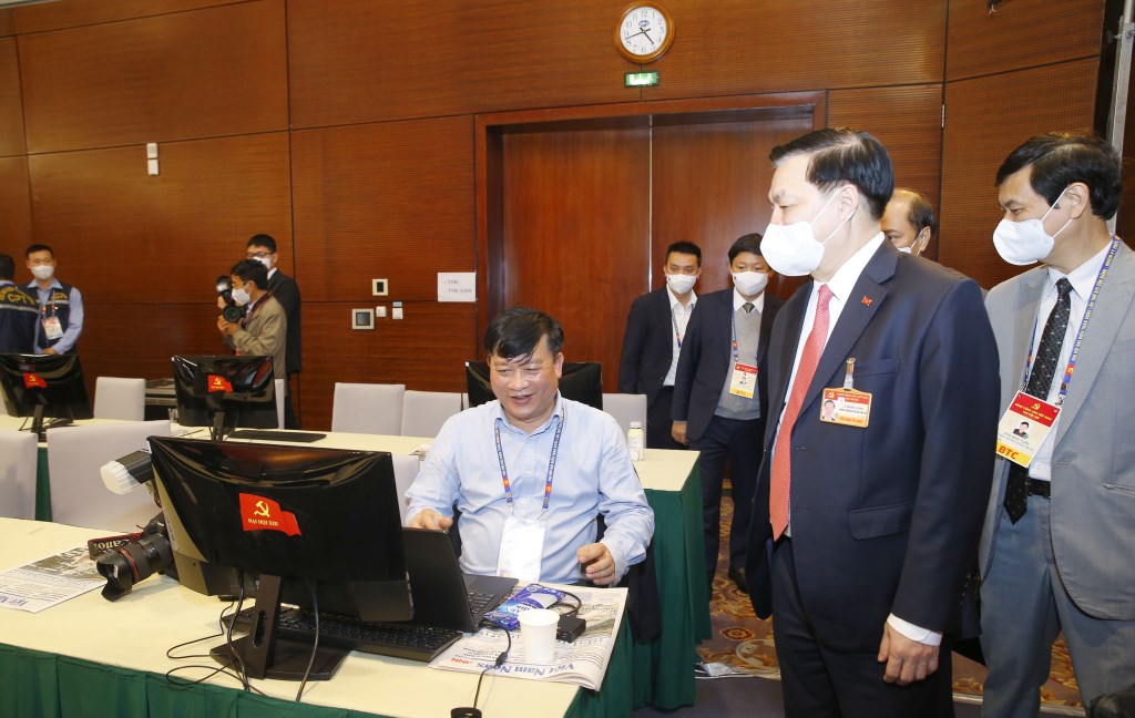 Đồng chí Lê Mạnh Hùng, Phó Trưởng ban Tuyên giáo Trung ương kiểm tra khu vực tác nghiệp của phóng viên các cơ quan thông tấn, báo chí tại Trung tâm Báo chí