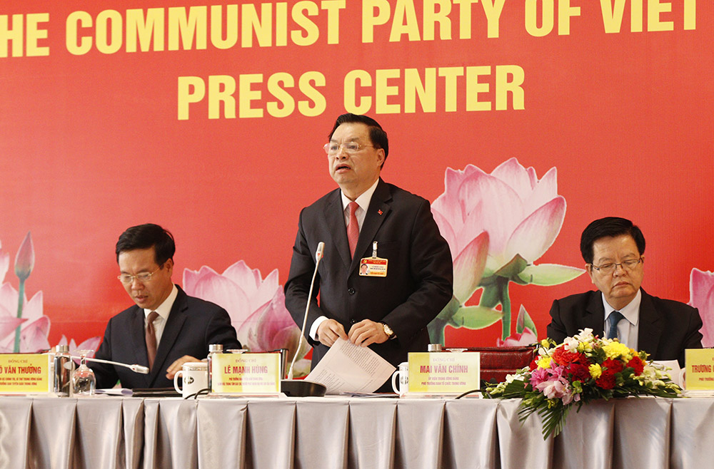 Đồng chí Lê Mạnh Hùng, Phó Trưởng ban Tuyên giáo Trung ương, Giám đốc Trung tâm Báo chí Đại hội XIII phát biểu tại buổi họp báo.