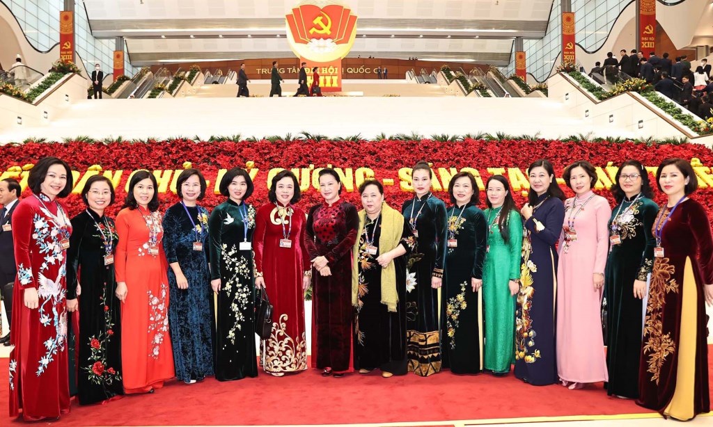 Ủy viên Bộ Chính trị, Chủ tịch Quốc hội Nguyễn Thị Kim Ngân với các nữ đại biểu Đảng bộ thành phố Hà Nội dự Đại hội XIII của Đảng.