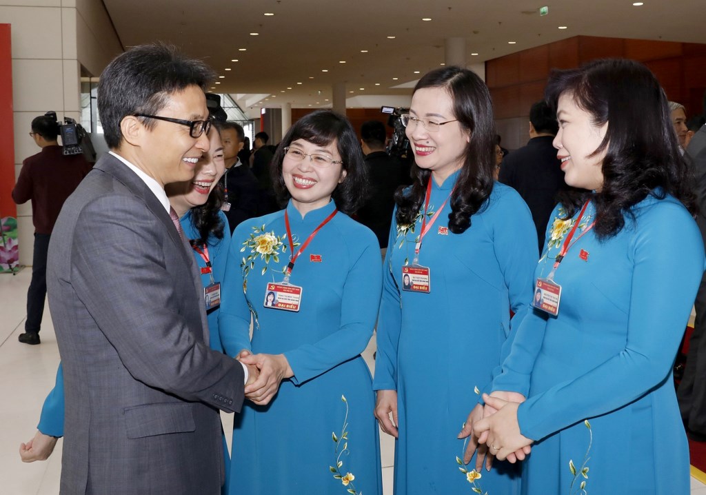 Các nữ đại biểu đoàn Đảng bộ tỉnh Quảng Ninh với đồng chí Vũ Đức Đam, Ủy viên Trung ương Đảng, Phó Thủ tướng Chính phủ.