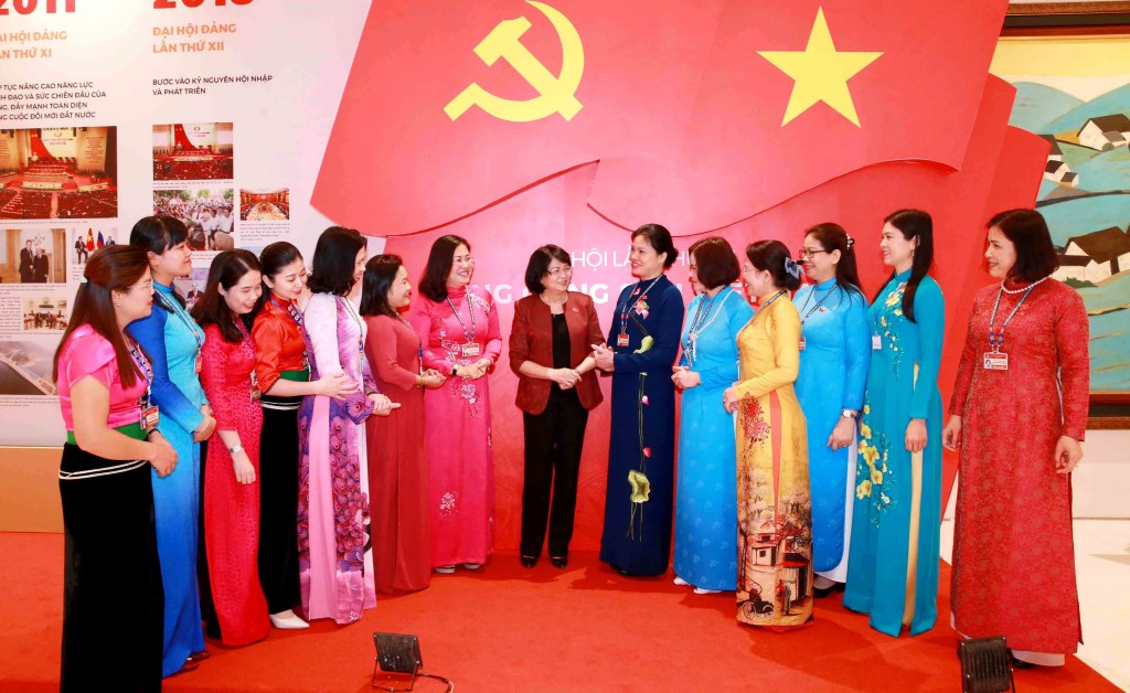 Đồng chí Đặng Thị Ngọc Thịnh, Uỷ viên Trung ương Đảng, Phó Chủ tịch nước trò chuyện với các nữ đại biểu dự Đại hội XIII của Đảng.