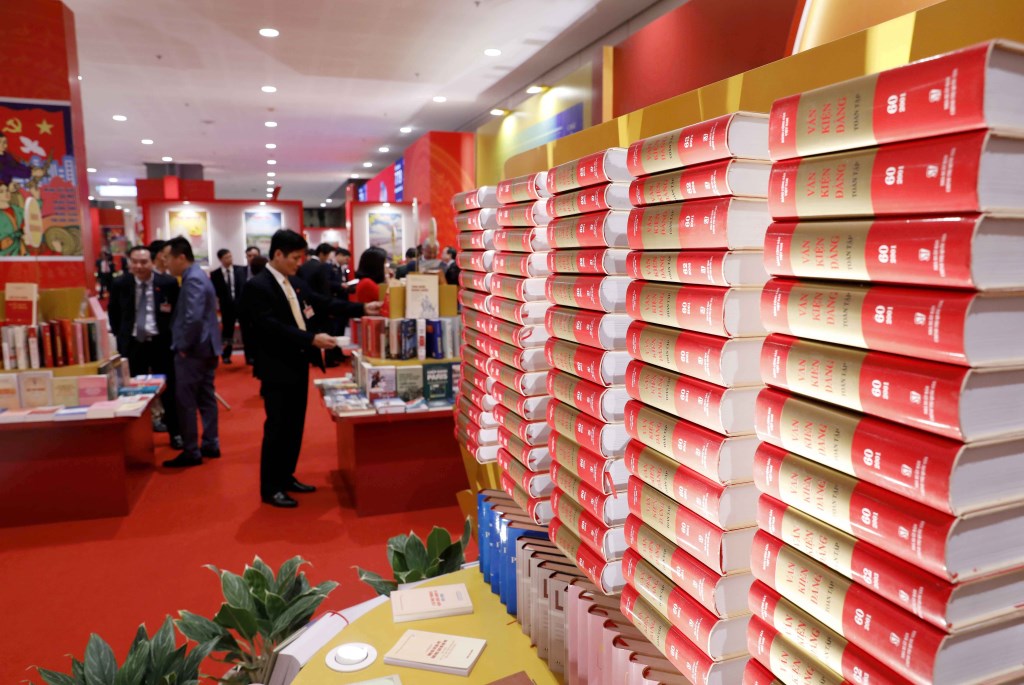 Không gian trưng bày sách được bố trí trên diện tích 300m² với sự của các hơn 30 nhà xuất bản với hơn 1.650 tên sách, bộ sách; mỗi tên sách được dự trữ từ 05 đến 10 cuốn bảo đảm đáp ứng đầy đủ nhu cầu của các đại biểu.
