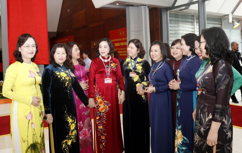 Các nữ đại biểu trao đổi trước khi bước vào phiên họp sáng 29/1.