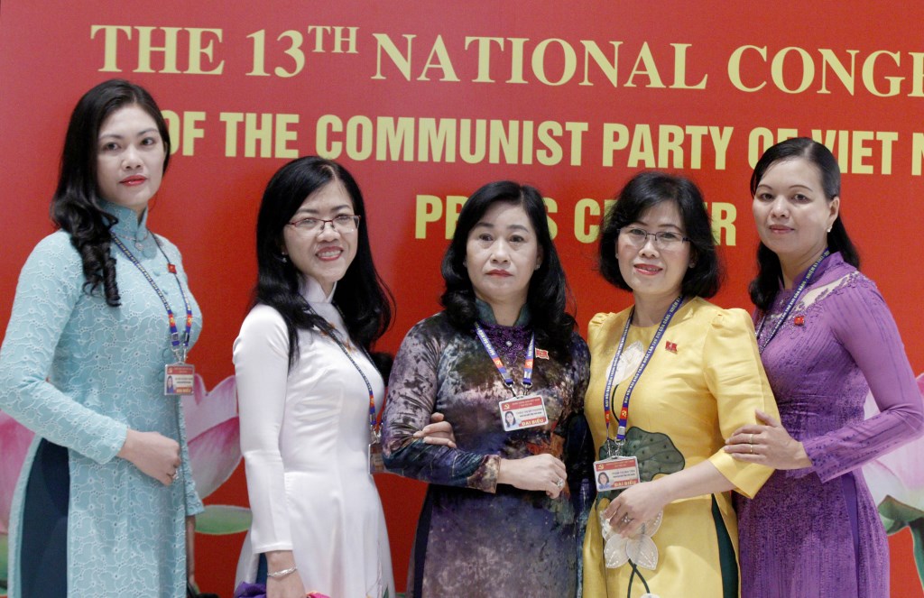 Các nữ đại biểu chụp ảnh lưu niệm tại Đại hội