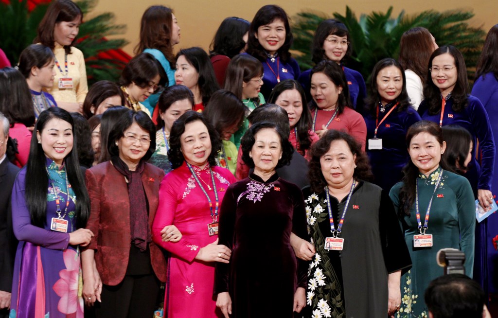 Ủy viên Bộ Chính trị, Trưởng ban Dân vận Trung ương Trương Thj Mai với các nữ đại biểu dự Đại hội XIII của Đảng.