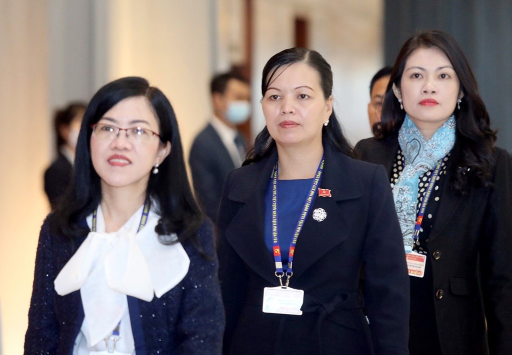 Các nữ đại biểu trao đổi trước khi bước vào phiên họp sáng 29/1.