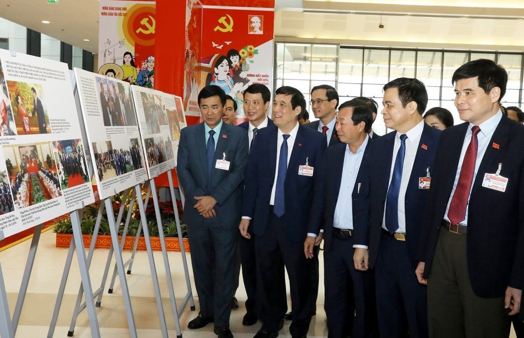 Nhiều người bày tỏ xúc động trước những hình ảnh đẹp ghi lại các dấu mốc lịch sử tiêu biểu về thành tựu của cách mạng Việt Nam dưới sự lãnh đạo của Đảng trong suốt 12 kỳ Đại hội.
