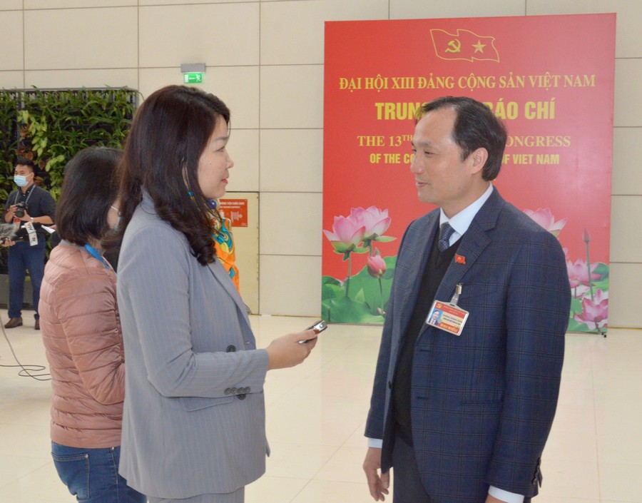 Đồng chí Hoàng Trung Dũng,Ủy viên Trung ương Đảng, Bí thư Tỉnh ủy, Chủ tịch HĐND tỉnh Hà Tĩnh trao đổi với phóng viên.