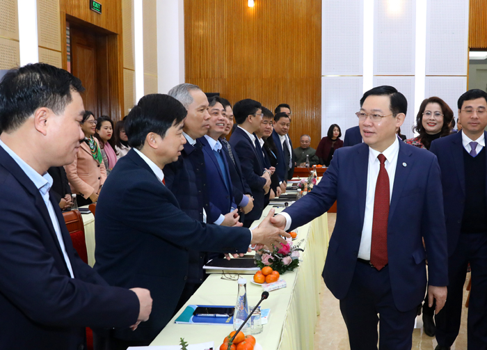 Bí thư Thành ủy Hà Nội Vương Đình Huệ trao đổi các đại biểu trong khuôn khổ buổi làm việc.