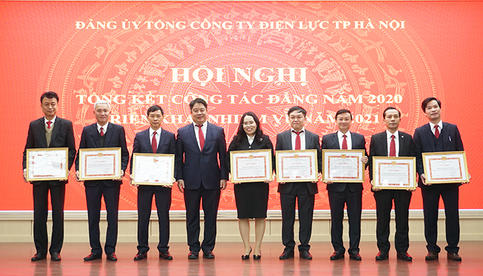 Lãnh đạo EVN Hà Nội trao Giấy khen cho các tập thể có thành tích xuất sắc năm 2020.