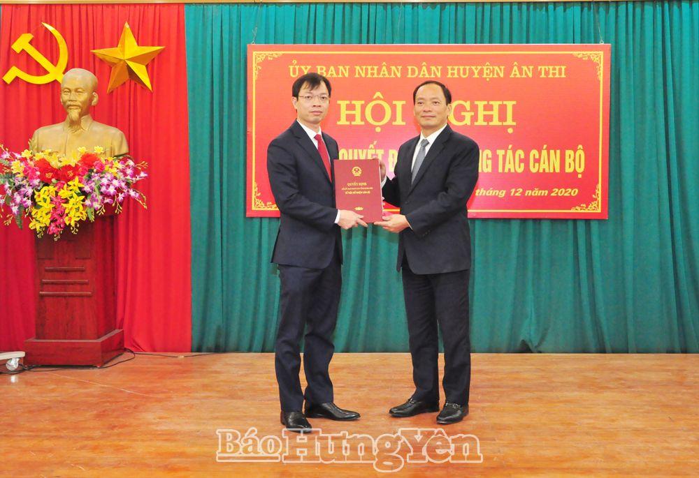 Đồng chí Chủ tịch UBND tỉnh Trần Quốc Văn trao quyết định cho đồng chí Dương Tuấn Kiệt