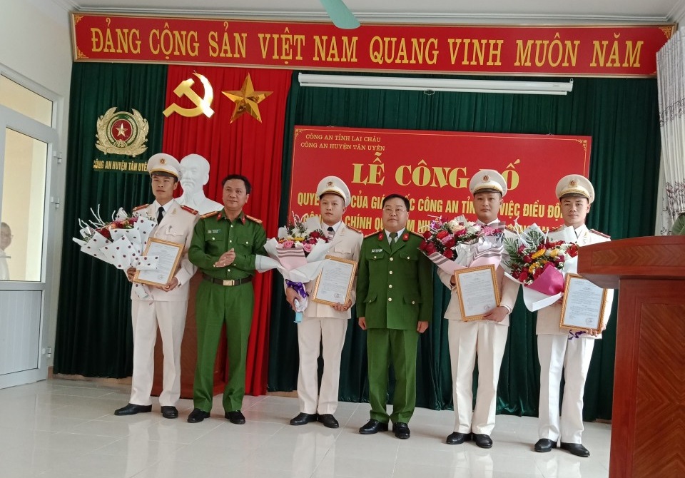 Công bố quyết định điều động lực lượng Công an chính quy đảm nhiệm các chức danh Công an xã tại huyện Tân Uyên, tỉnh Lai Châu. (Ảnh: Trương Nhung).