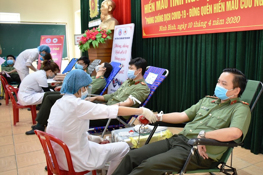 Cán bộ chiến sĩ Công an tỉnh Ninh Bình tham gia hiến máu. (Ảnh: NT).