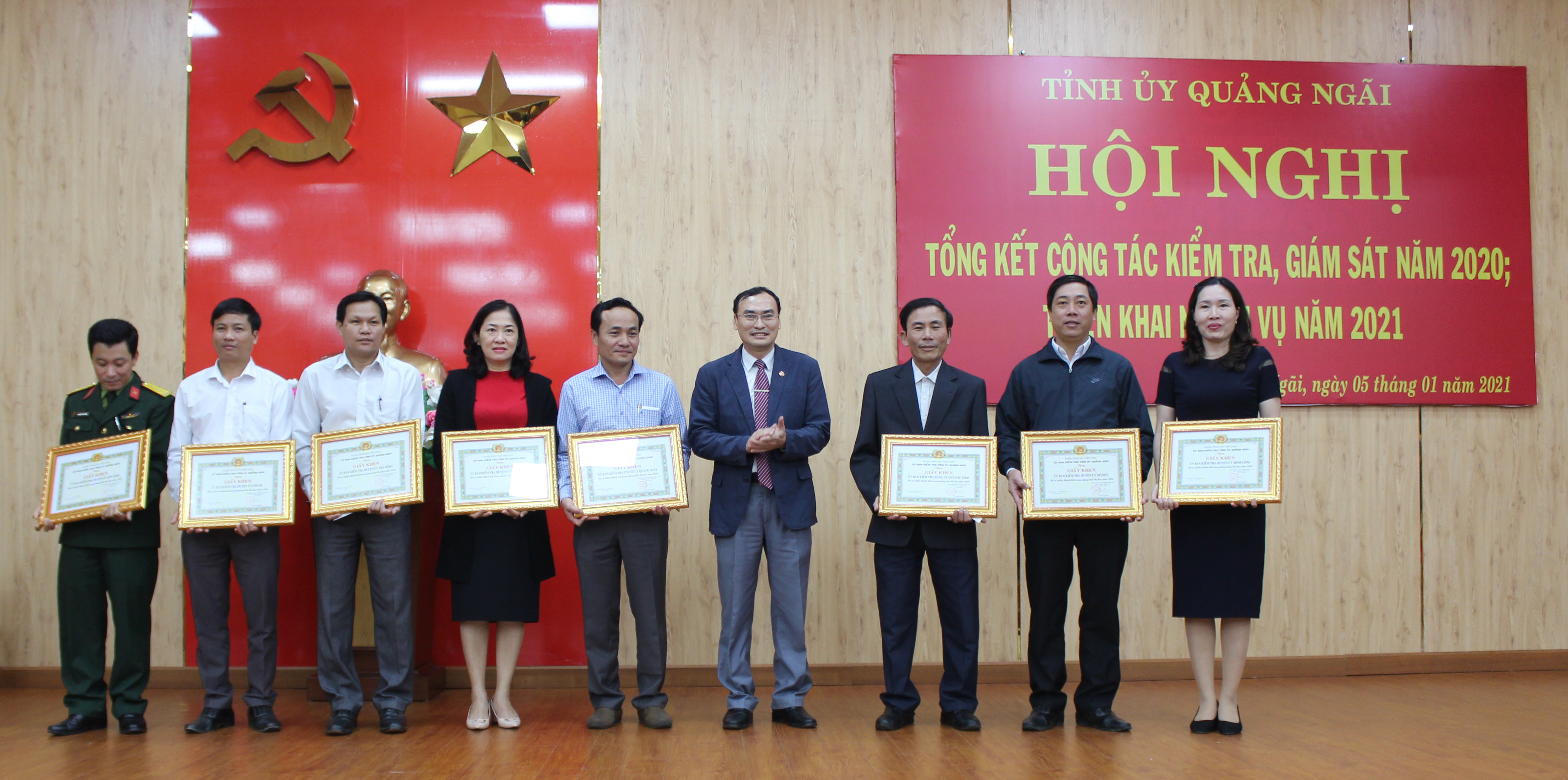 Các tập thể, cá nhân có thành tích xuất sắc trong công tác kiểm tra, giám sát năm 2020 được UBKT Tỉnh ủy Quảng Ngãi tuyên dương, khen thưởng.