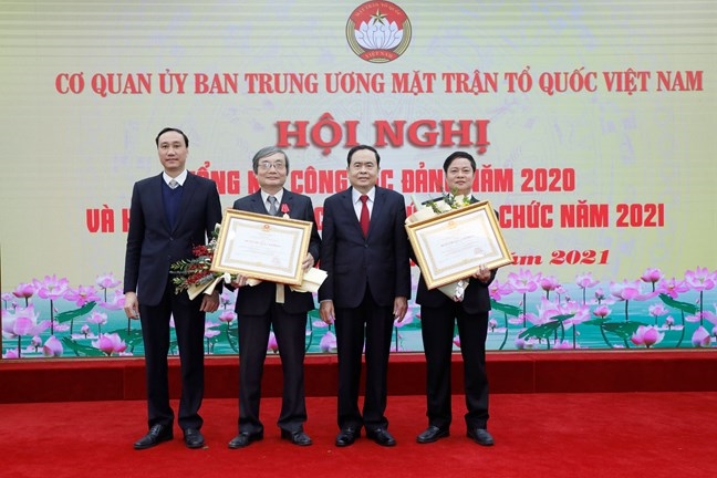 Lãnh đạo MTTQ Việt Nam trao Huân chương lao động hạng Ba cho 2 cá nhân có thành tích xuất sắc trong quá trình công tác.