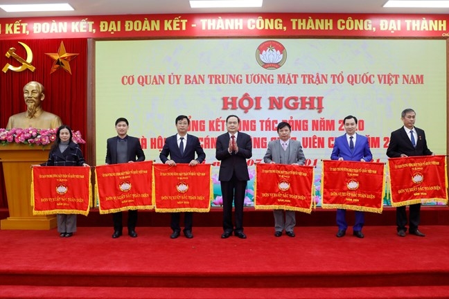 Chủ tịch Trần Thanh Mẫn trao cờ thi đua cho 6 tập thể có thành tích xuất sắc trong năm 2020.