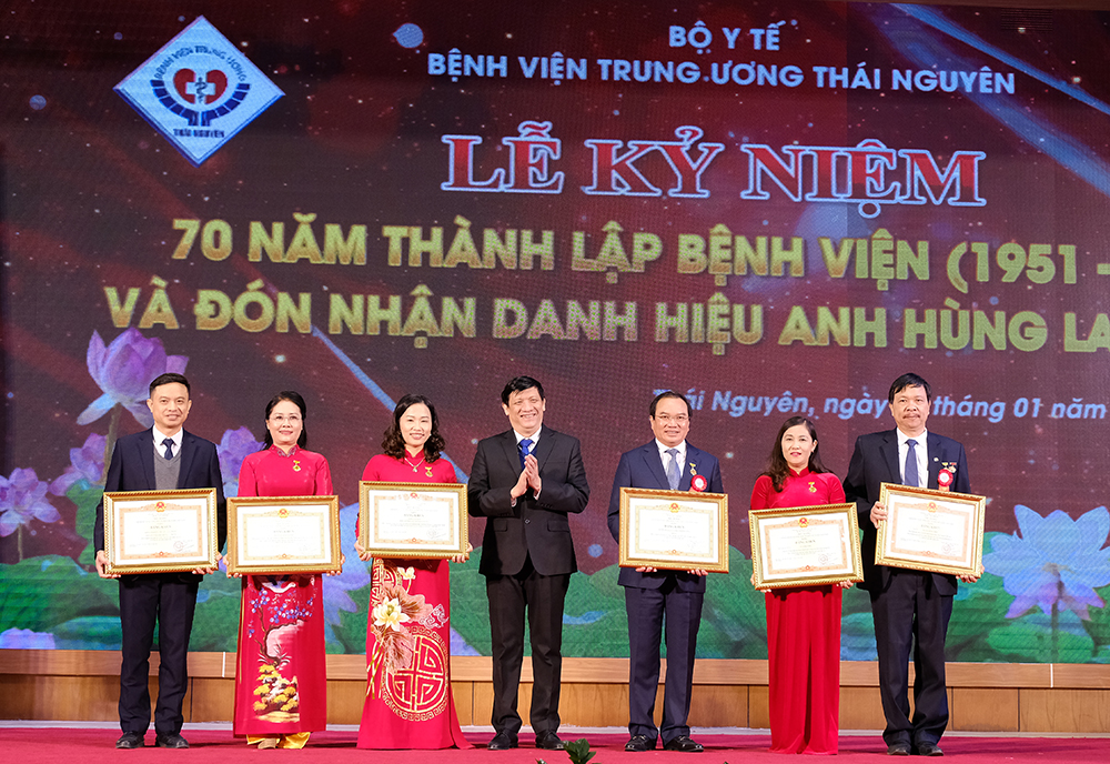 Bộ trưởng Bộ Y tế Nguyễn Thanh Long trao Bằng khen của Thủ tướng Chính phủ cho các bác sĩ của Bệnh viện có thành tích xuất sắc trong sự nghiệp bảo vệ và chăm sóc sức khỏe nhân dân. (Ảnh: T.Minh)