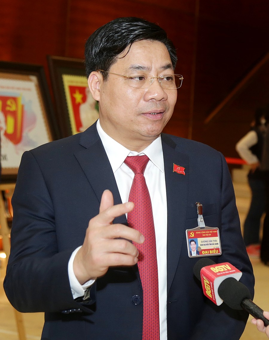Đồng chí Dương Văn Thái trả lời phỏng vấn báo chí ngay sau bế mạc Đại hội.