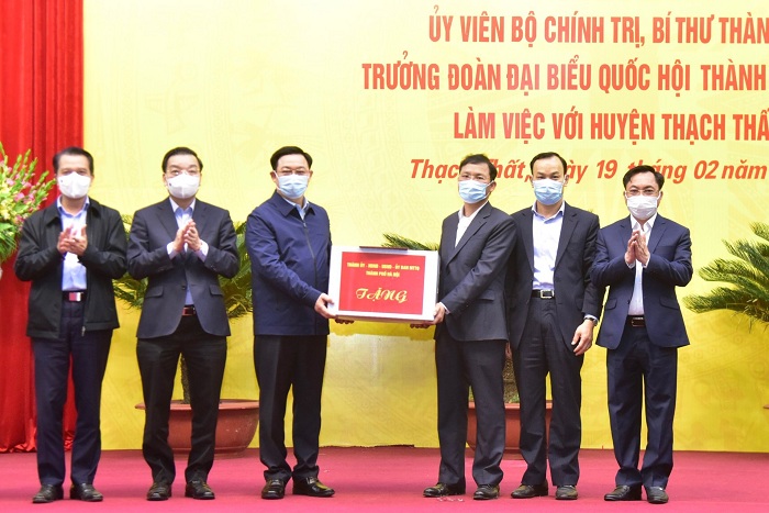 Bí thư Thành ủy Hà Nội Vương Đình Huệ và các đồng chí lãnh đạo TP tặng quà Đảng bộ, chính quyền và nhân dân huyện Thạch Thất.