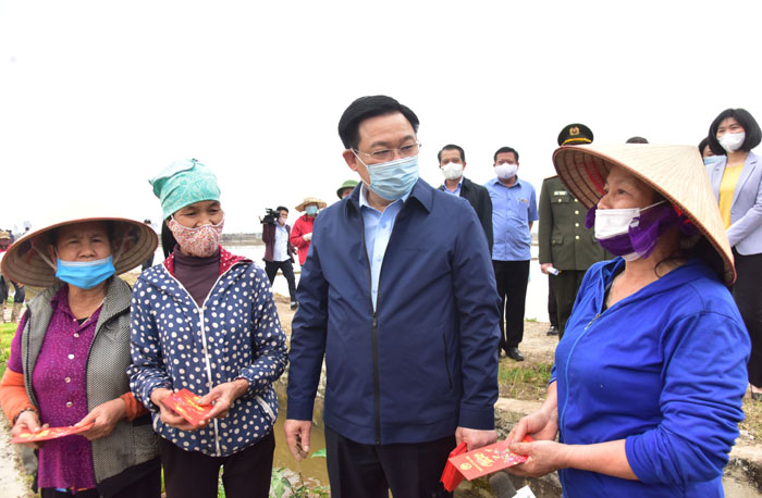 Lãnh đạo TP Hà Nội trên máy cấy lúa cùng nông dân.