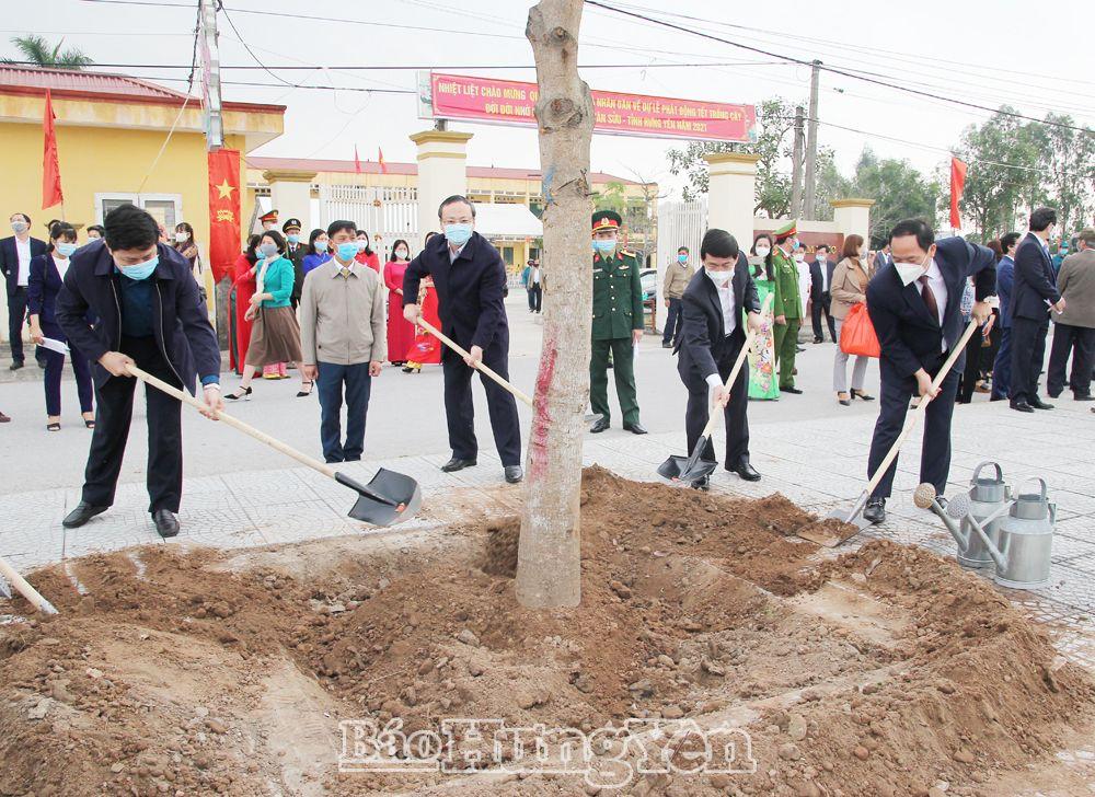 Các đồng chí lãnh đạo tỉnh Hưng Yên hưởng ứng Tết trồng cây tại xã Hải Triều (Tiên Lữ). Ảnh: Báo Hưng Yên