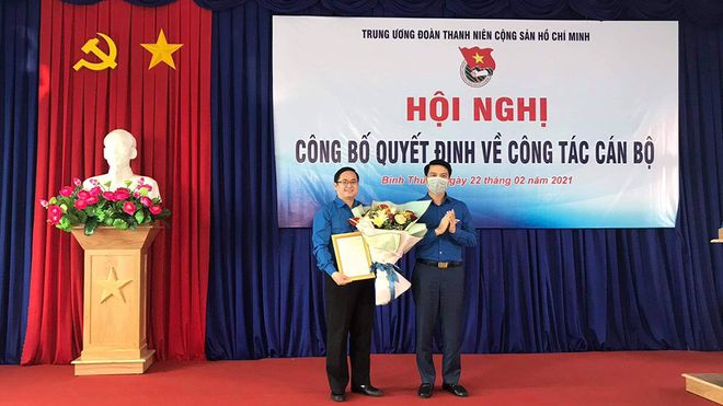 Đồng chí Nguyễn Ngọc Lương trao quyết định cử cán bộ đào tạo thực tế tại cơ sở cho đồng chí Nguyễn Quốc Huy. (Ảnh: Nhật Nam)