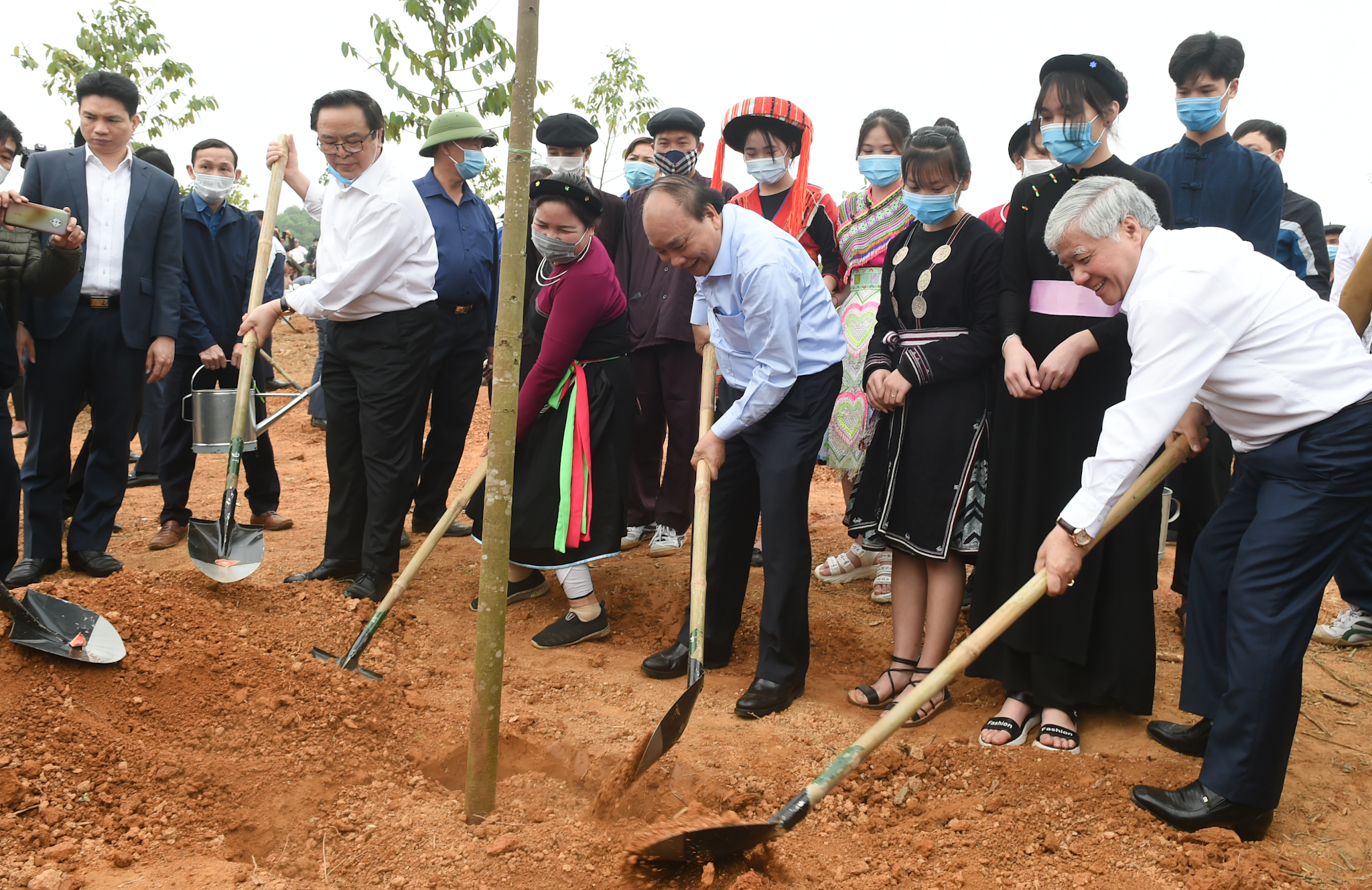 Thủ tướng Nguyễn Xuân Phúc và các đại biểu tham gia Chương trình trồng 1 tỷ cây xanh 