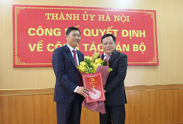 Phó Bí thư Thành ủy Hà Nội Nguyễn Văn Phong trao quyết định cho đồng chí Đỗ Anh Tuấn.