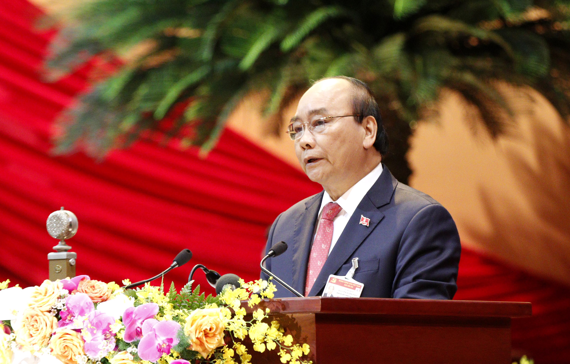 Đồng chí Nguyễn Xuân Phúc, Ủy viên Bộ Chính trị, Thủ tướng Chính phủ thay mặt Đoàn Chủ tịch đọc Diễn văn khai mạc Đại hội