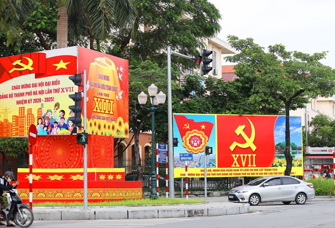 Băng rôn, biểu ngữ chào mừng Đại hội XIII của Đảng được trang hoàng trên địa bàn Thủ  đô Hà Nội.