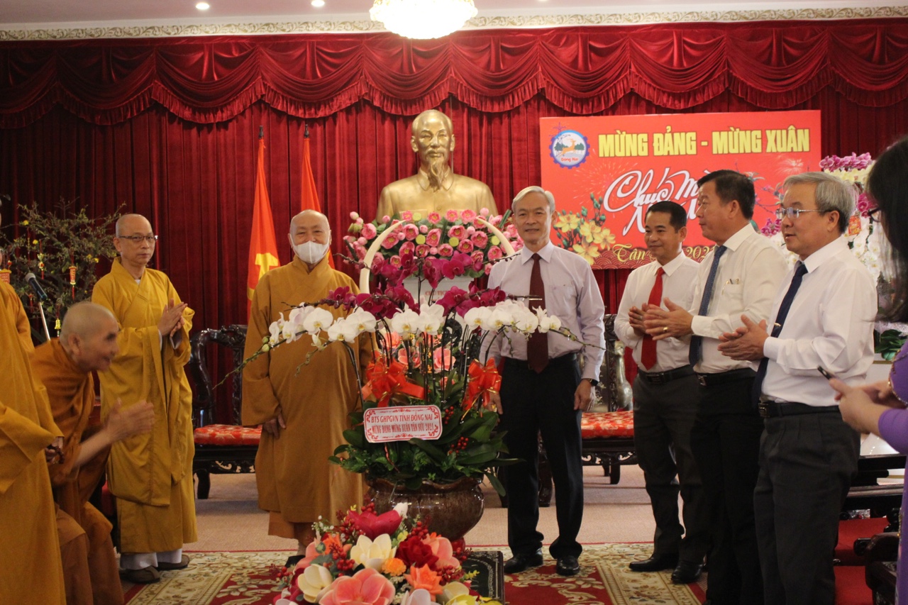 Đoàn Ban Trị sự GHPG tỉnh tặng hoa chúc mừng Tỉnh ủy, HĐND, UBND, Ủy ban MTTQ Việt Nam tỉnh. (Ảnh: Nguyệt Hà)