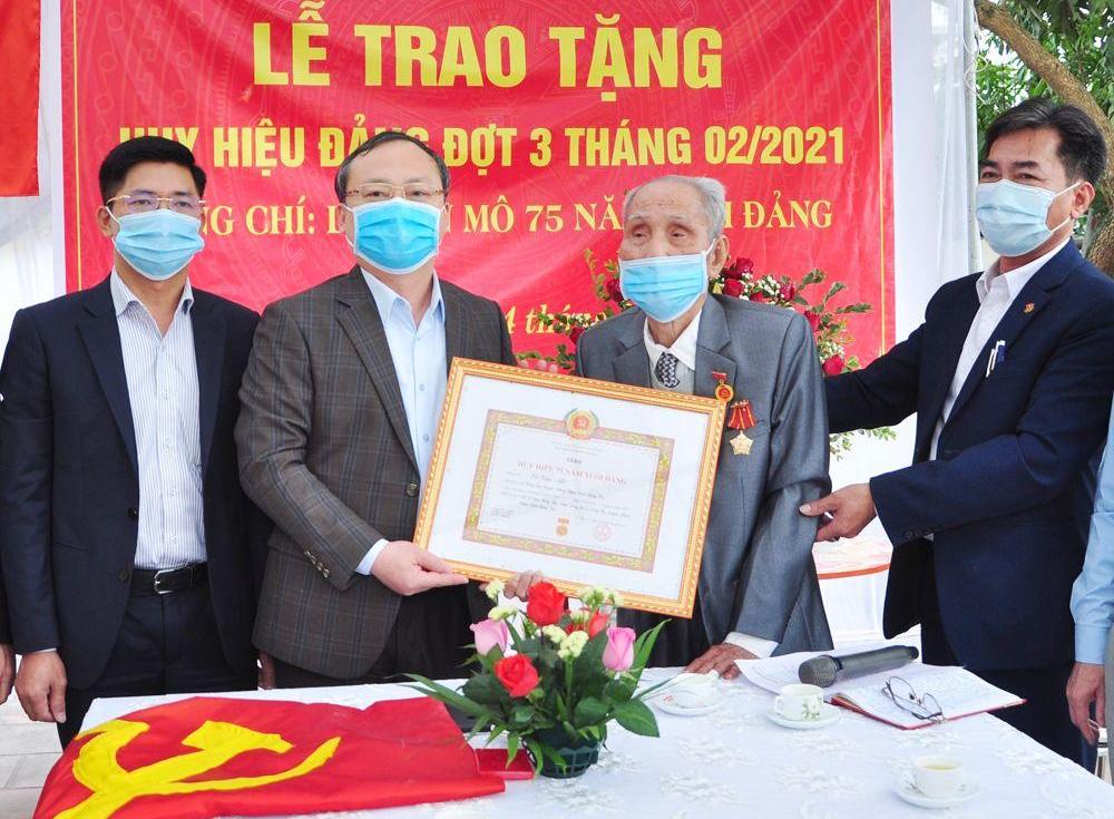 Đồng chí Bí thư Tỉnh ủy Đỗ Tiến Sỹ trao Huy hiệu 75 năm tuổi Đảng tặng đảng viên Lê Văn Mô