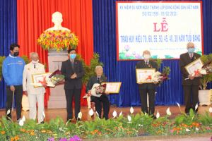 Lâm Đồng: Trao huy hiệu Đảng dịp 3/2 cho các Đảng viên