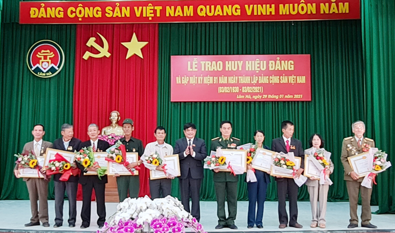 Trao Huy hiệu Đảng cho các Đảng viên lão thành huyện Lâm Hà. (Ảnh: C.Tú)