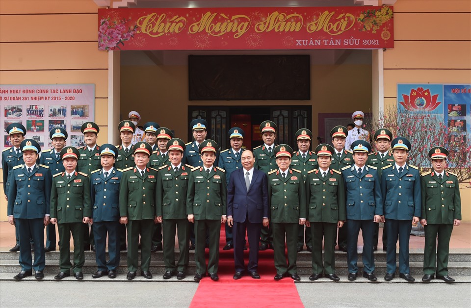 Thủ tướng Nguyễn Xuân Phúc và đoàn công tác chụp ảnh lưu niệm với lãnh đạo, chỉ huy Quân chủng PK-KQ và Sư đoàn 361.