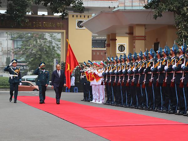 Thủ tướng Nguyễn Xuân Phúc thăm, kiểm tra công tác ứng trực, sẵn sàng chiến đấu và chúc Tết cán bộ, chiến sĩ của Sư đoàn 361, Quân chủng Phòng không - Không quân