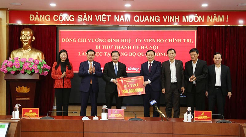 Tại buổi làm việc, lãnh đạo TP Hà Nội trao 250 triệu đồng hỗ trợ phòng chống dịch COVID-19 cho quận Đống Đa.