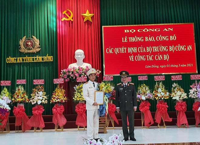 Đại tá Trần Minh Tiến nhận Quyết định bổ nhiệm làm Giám đốc Công an tỉnh Lâm Đồng. (Ảnh: Lâm Viên)