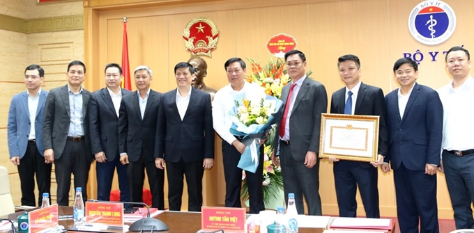 Đảng uỷ Khối các cơ quan Trung ương tặng Bằng khen cho Đảng ủy Bộ Y tế.