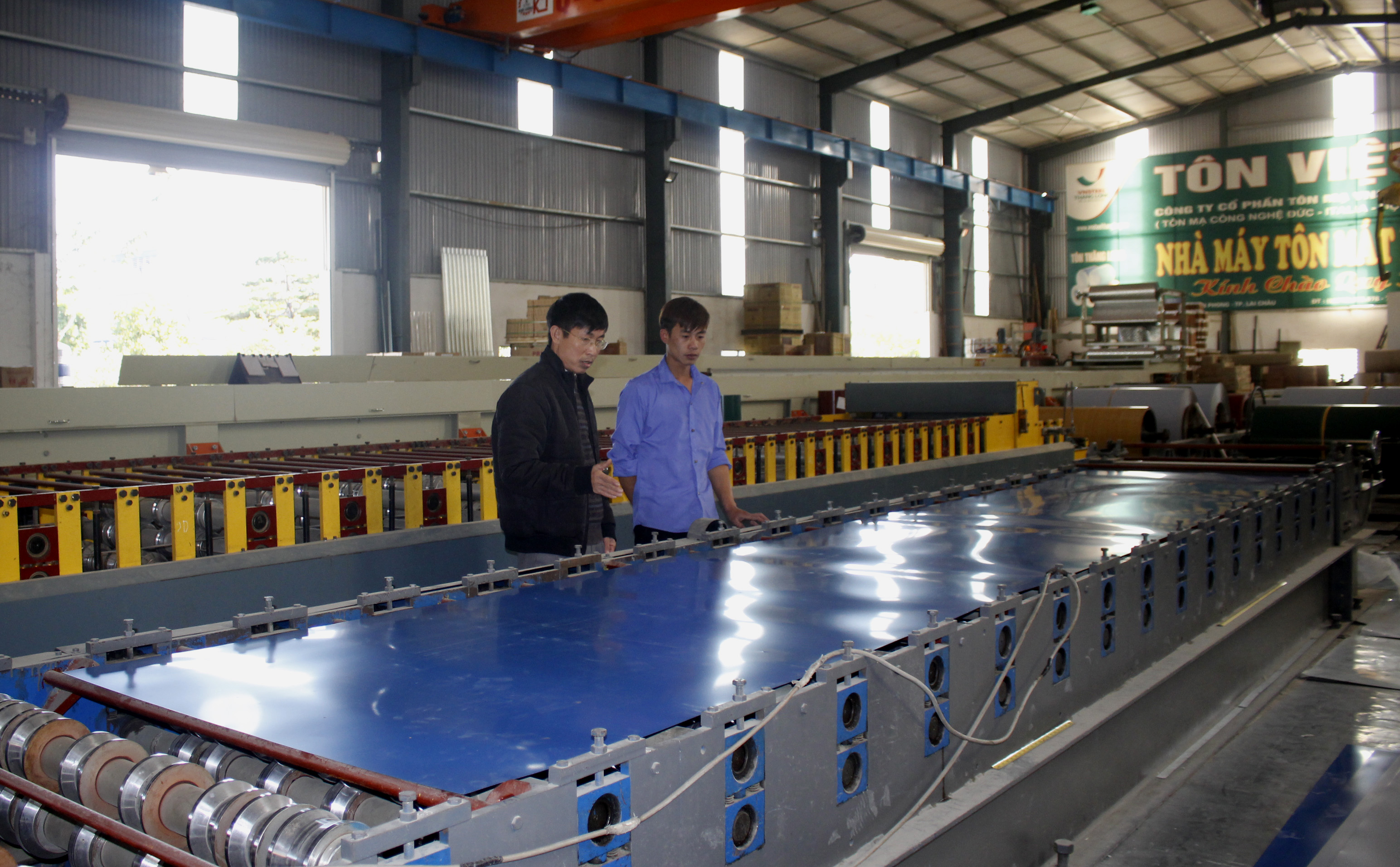 Dây chuyền sản xuất tôn mát 3 lớp hiện đại của Công ty TNHH Thủy Nam.