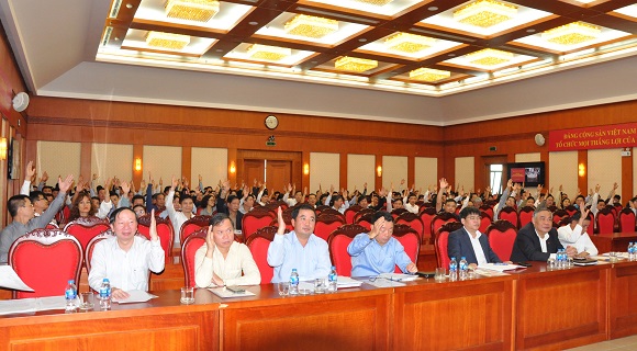 Các đại biểu biểu quyết danh sách giới thiệu đồng chí Trần Cẩm Tú, Ủy viên Bộ Chính trị, Chủ nhiệm UBKT đại diện cho Cơ quan UBKT Trung ương tham gia ứng cử đại biểu Quốc hội khóa XV.