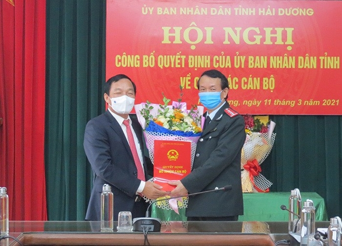 Đồng chí Lê Văn Hiệu, Phó Bí thư Thường trực Tỉnh uỷ trao quyết định bổ nhiệm Chánh Thanh tra tỉnh cho đồng chí Cao Ngọc Quang.
