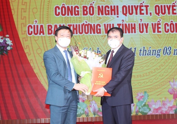 Đồng chí Phạm Xuân Thăng, Ủy viên Trung ương Đảng, Bí thư Tỉnh ủy Hải Dương trao quyết định  Bí thư Huyện ủy Nam Sách cho đồng chí Dương Văn Xuyên.