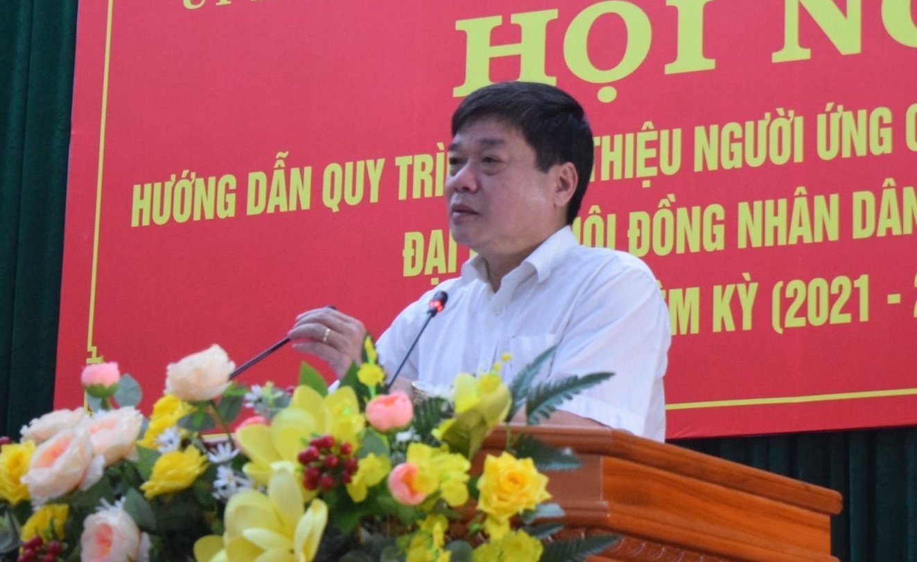 Đại diện Uỷ ban bầu cử tỉnh Kon Tum hướng dẫn quy trình giới thiệu người ứng cử đại biểu Quốc hội và HĐND các cấp.