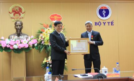 Thứ trưởng Bộ Y tế Nguyễn Trường Sơn nhận Huân chương Lao động hạng Nhì