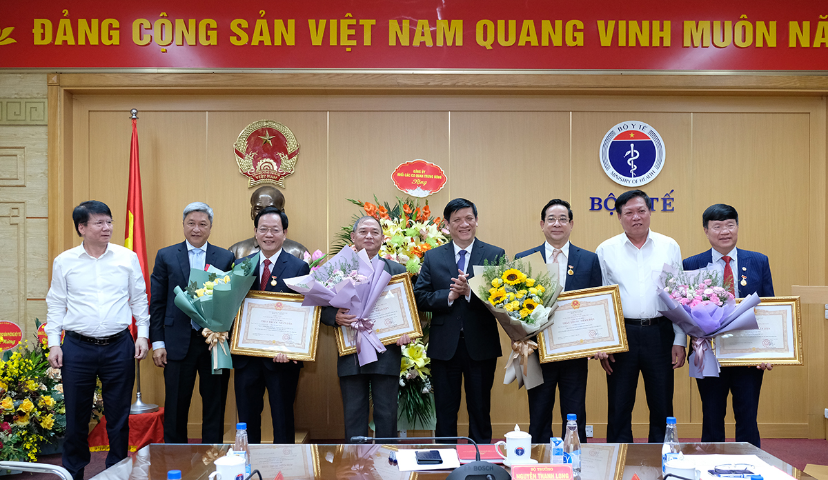 Bộ trưởng Bộ Y tế Nguyễn Thanh Long cùng các đồng chí Thứ trưởng chúc mừng 04 cá nhân thuộc Bộ Y tế đón nhận danh hiệu Thầy thuốc Nhân dân. (Ảnh: ĐT)