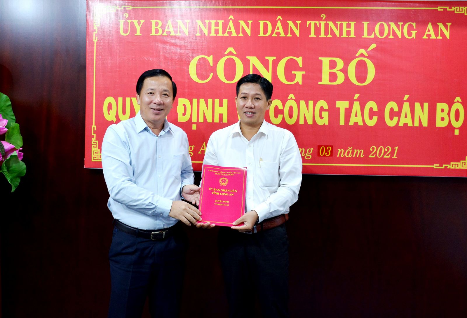 Chủ tịch UBND tỉnh Nguyễn Văn Út (trái) trao quyết định bổ nhiệm Phó Giám đốc Sở Giao thông Vận tải cho đồng chí Trần Thiện Trúc. (Ảnh: Kiên Định)