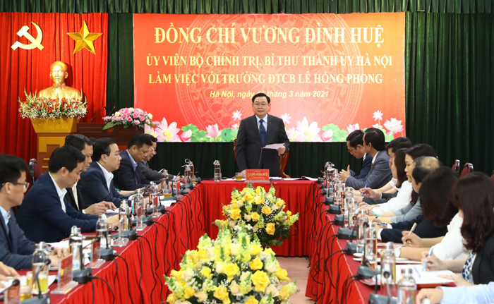 Bí thư Thành ủy  Hà Nội Vương Đình Huệ phát biểu tại buổi làm việc.