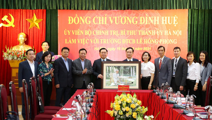 Bí thư Thành ủy Hà Nội Vương Đình Huệ tặng bức tranh Chủ tịch Hồ Chí Minh cho Trường Đào tạo cán bộ Lê Hồng Phong.
